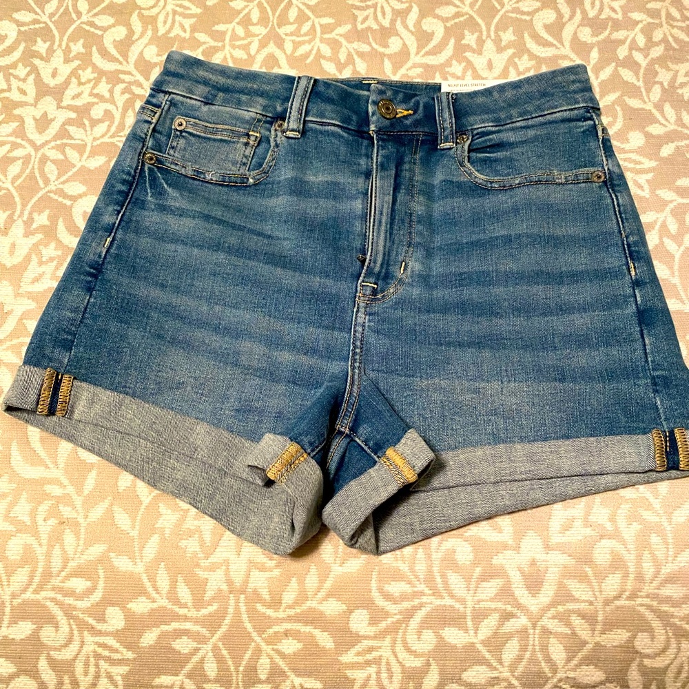AE size 4 curvy short shorts. NWT